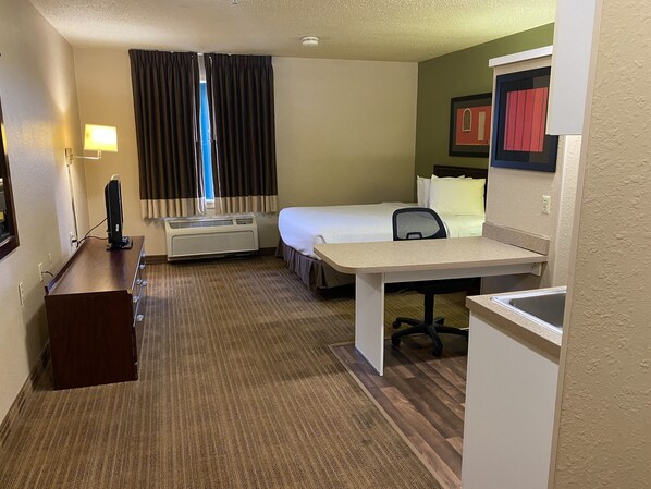 Laptop workspace, iron/ironing board, free WiFi, bed sheets - Suburban Studios Auburn Hills - Detroit (Auburn Hills)