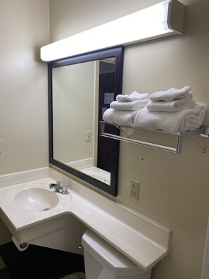 Combined shower/tub, free toiletries, hair dryer, towels