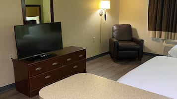 En 32-tommers Flatskjerm-TV med kabel-kanaler samt TV