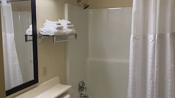 Combined shower/tub, free toiletries, hair dryer, towels