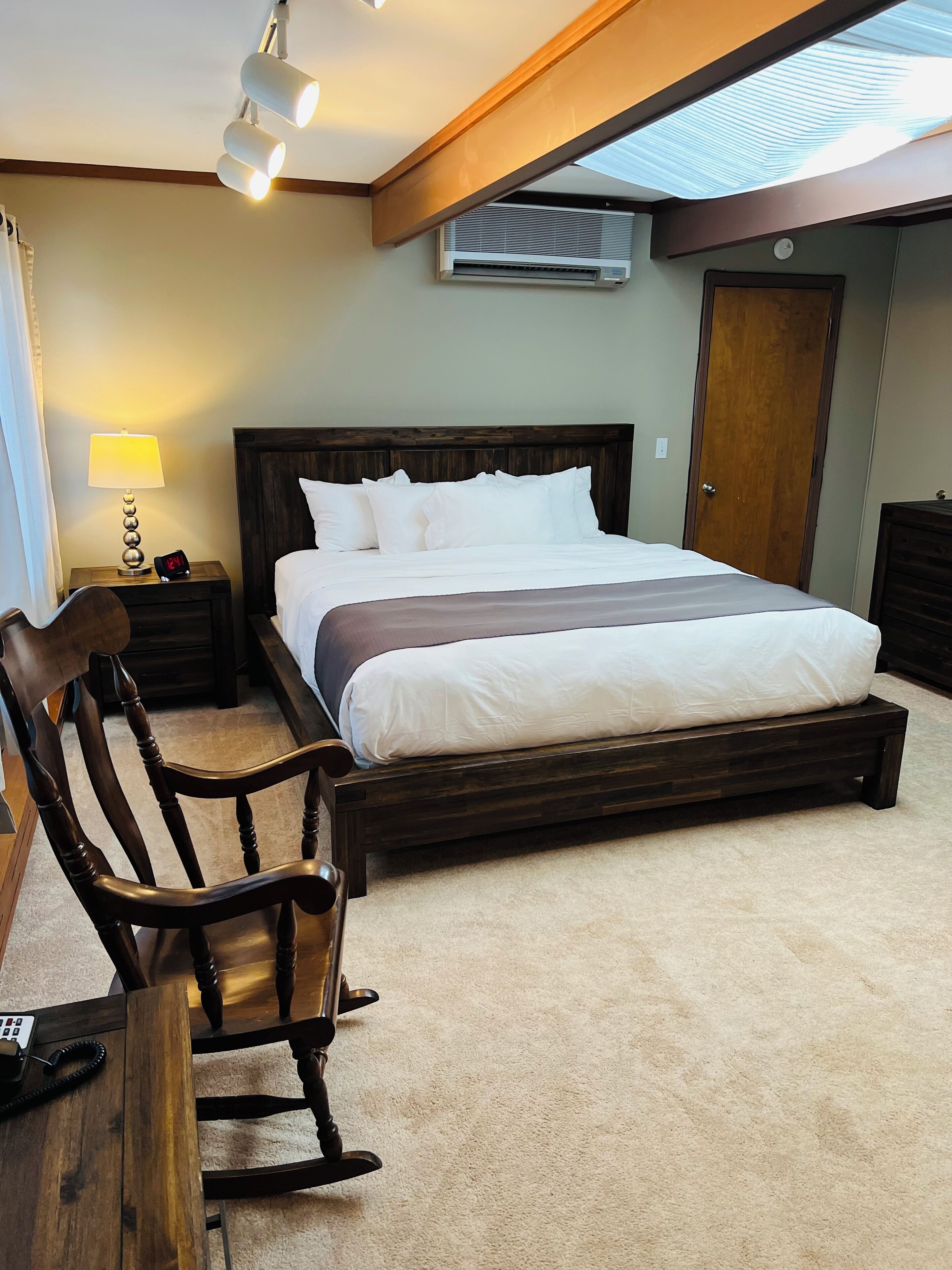 room, 1 king bed | 1 bedroom, desk, iron/ironing board, free wifi