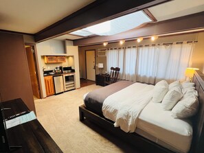 Huone, 1 suuri parisänky | Työpöytä, silitysrauta/-lauta, ilmainen Wi-Fi, vuodevaatteet