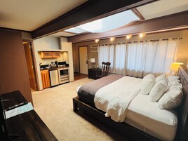 Escritorio, tabla de planchar con plancha, wifi gratis y ropa de cama