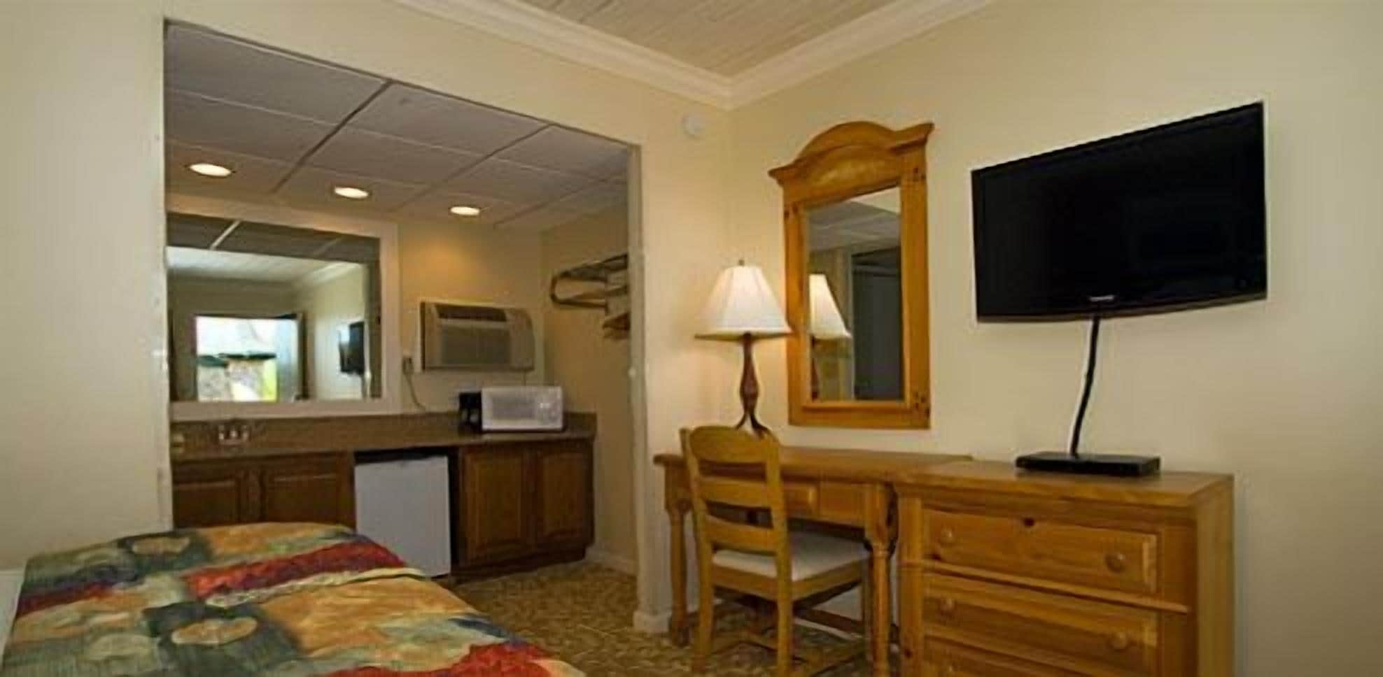 room, 2 double beds | 1 bedroom, desk, iron/ironing board, free wifi