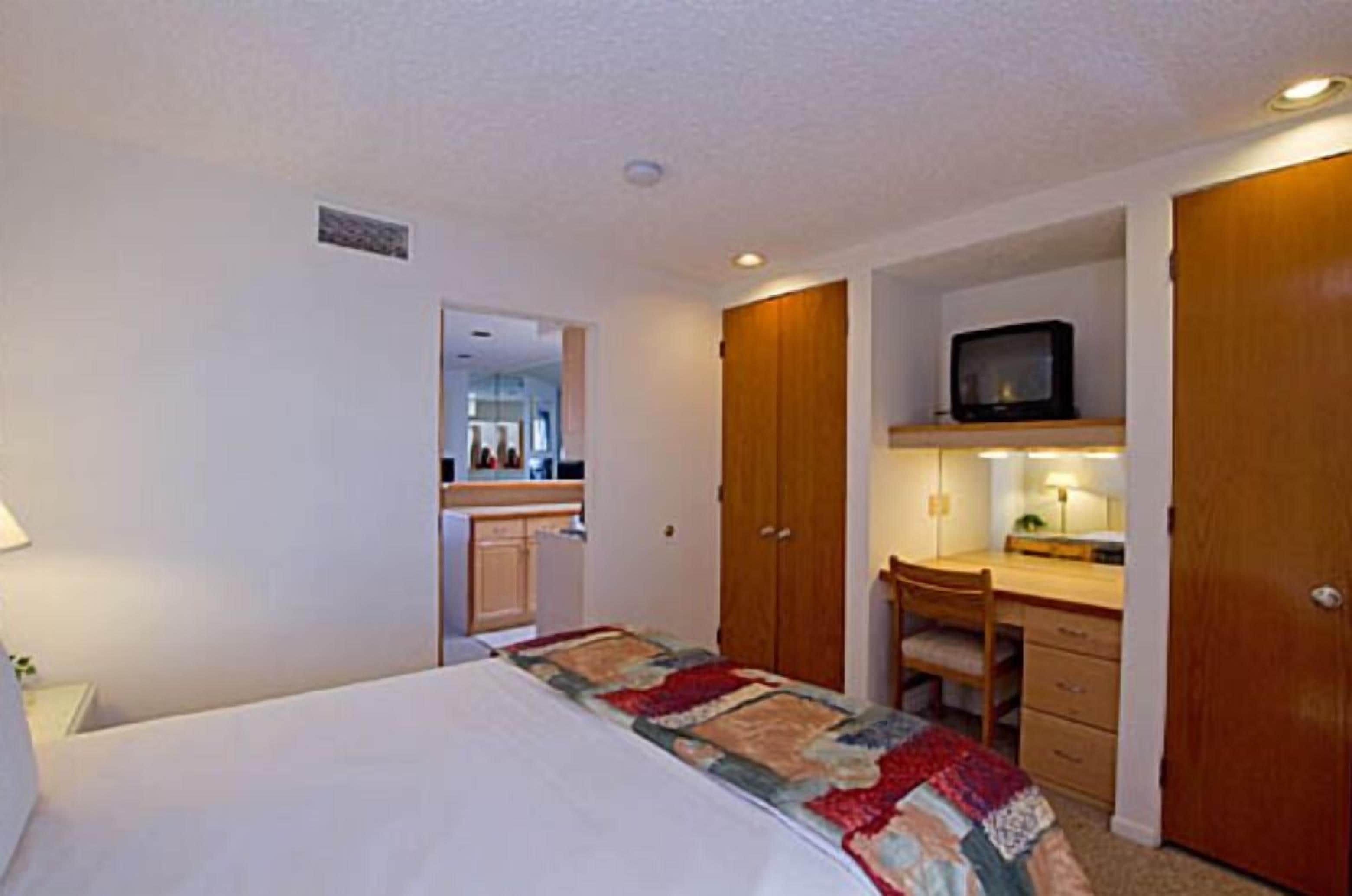 suite | 1 bedroom, desk, iron/ironing board, free wifi