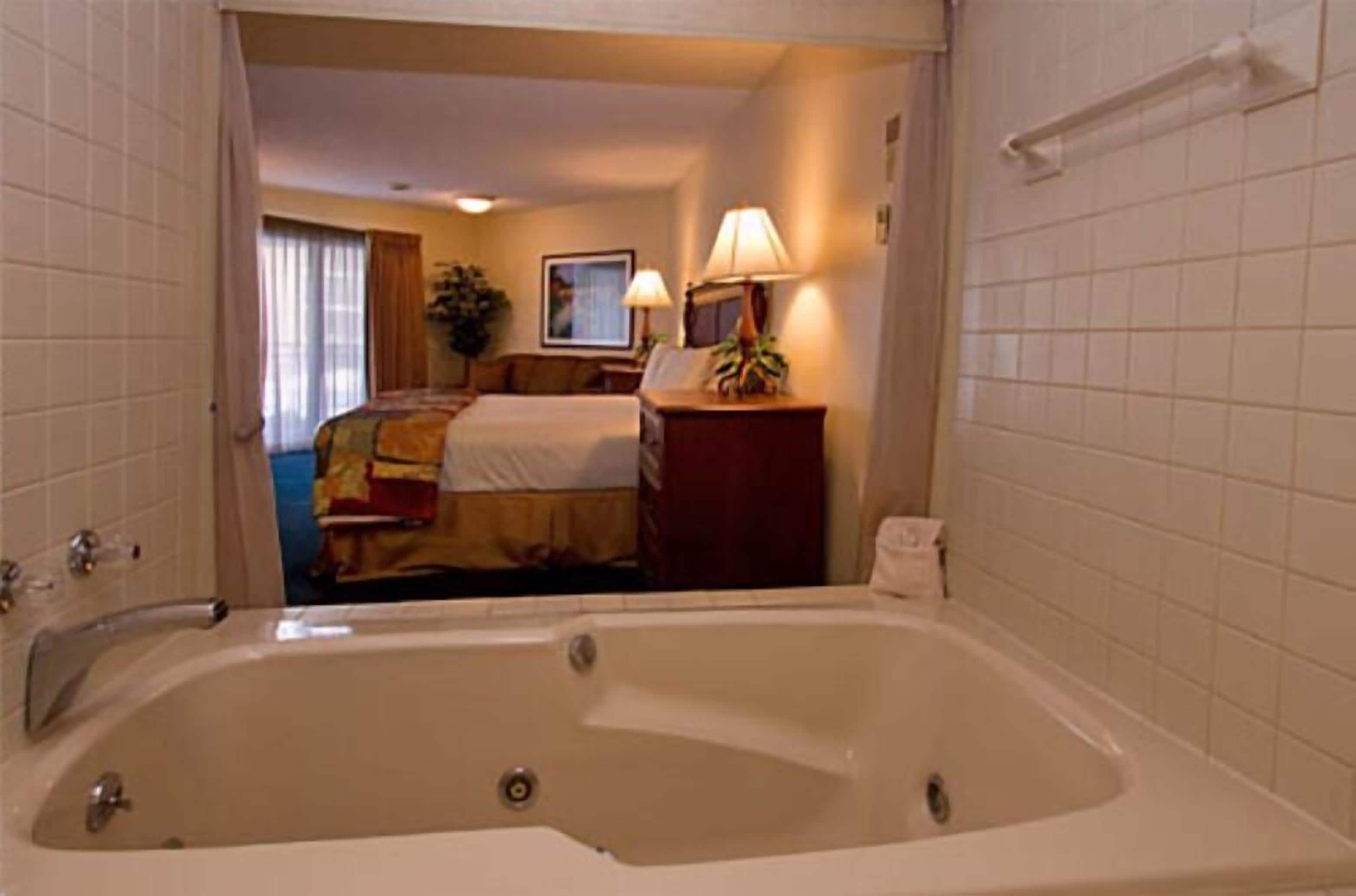 suite, hot tub | jetted bathtub