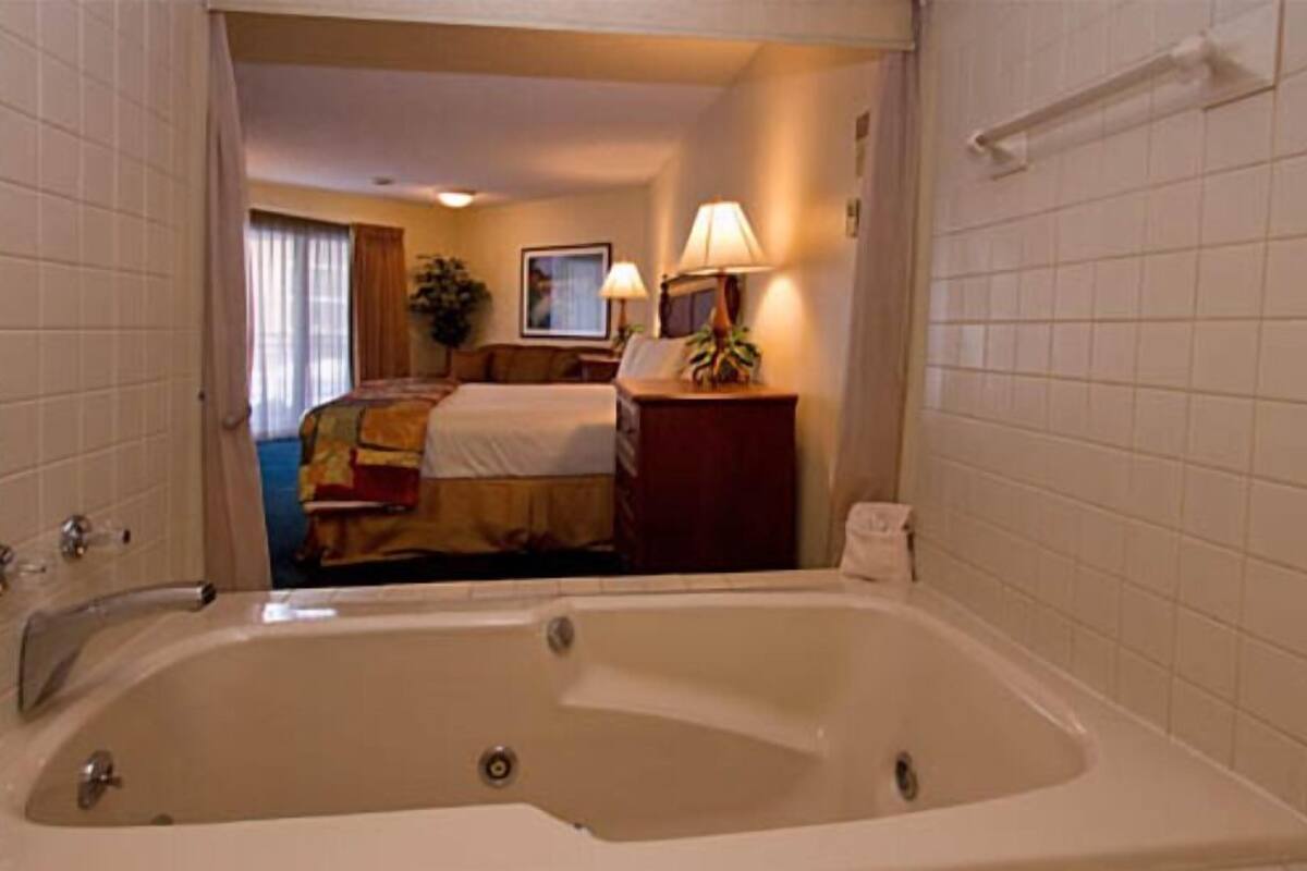 suite, hot tub | jetted bathtub