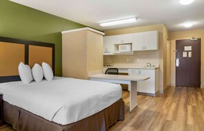 Studio, 2 Double Beds, Non Smoking | Desk, iron/ironing board, free WiFi, bed sheets