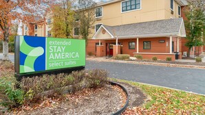 Señal de Extended Stay America con un edificio al fondo.