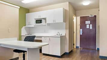 Studio, 1 Queen Bed, Non Smoking | Desk, iron/ironing board, free WiFi, bed sheets