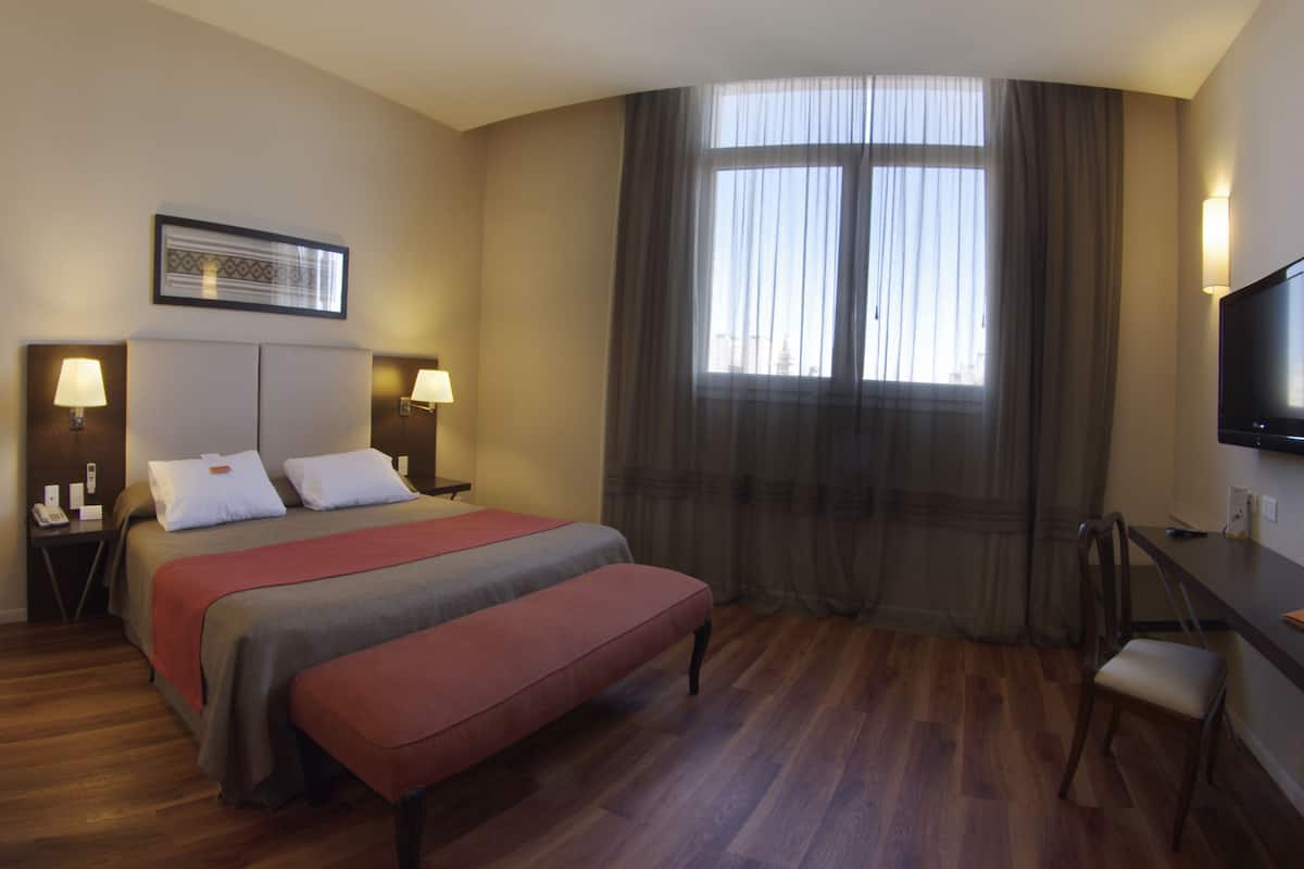 In-room safe, soundproofing, iron/ironing board, free WiFi