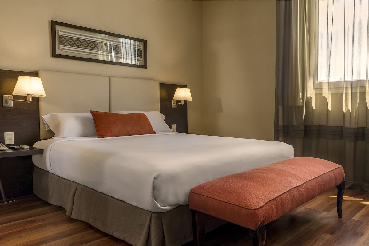 In-room safe, soundproofing, iron/ironing board, free WiFi