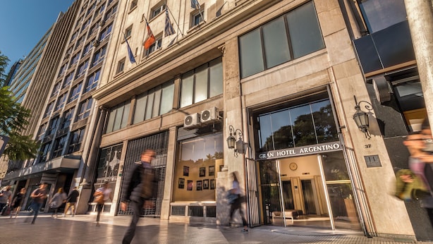Fachada de hotel con amplios ventanales, una entrada destacada y un cartel que dice "GRAN HOTEL ARGENTINO".