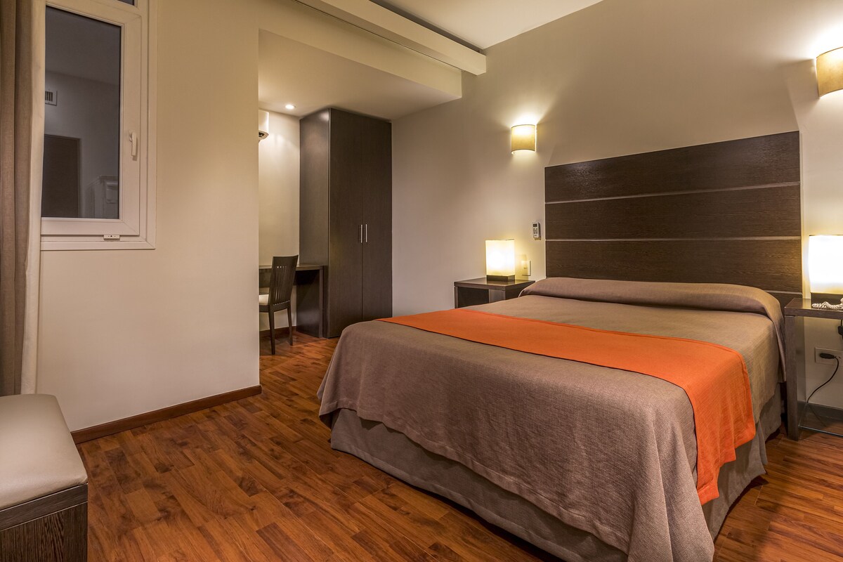 Habitación doble, 1 cama de matrimonio | Caja fuerte, sistema de insonorización, tabla de planchar con plancha