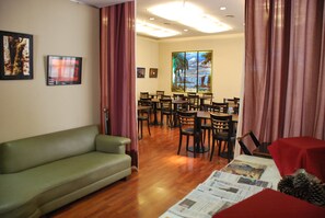 Daily continental breakfast for a fee - Gran Hotel Argentino (Buenos Aires)