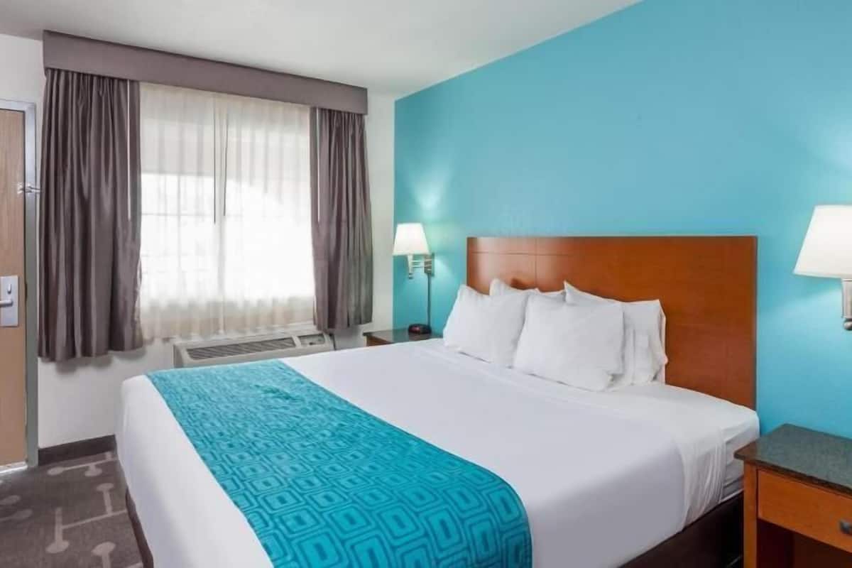 Màn/rèm cản sáng, bàn ủi/dụng cụ ủi quần áo