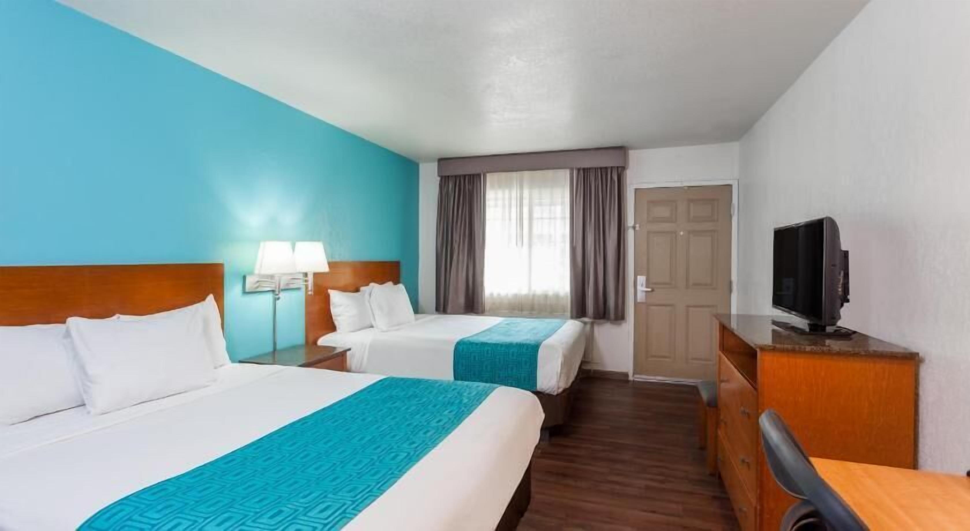 Cortinas blackout, ferros/tábuas de passar roupa, berços grátis