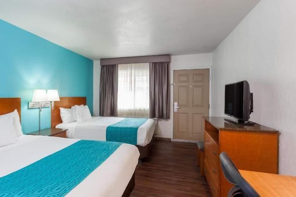 Màn/rèm cản sáng, bàn ủi/dụng cụ ủi quần áo