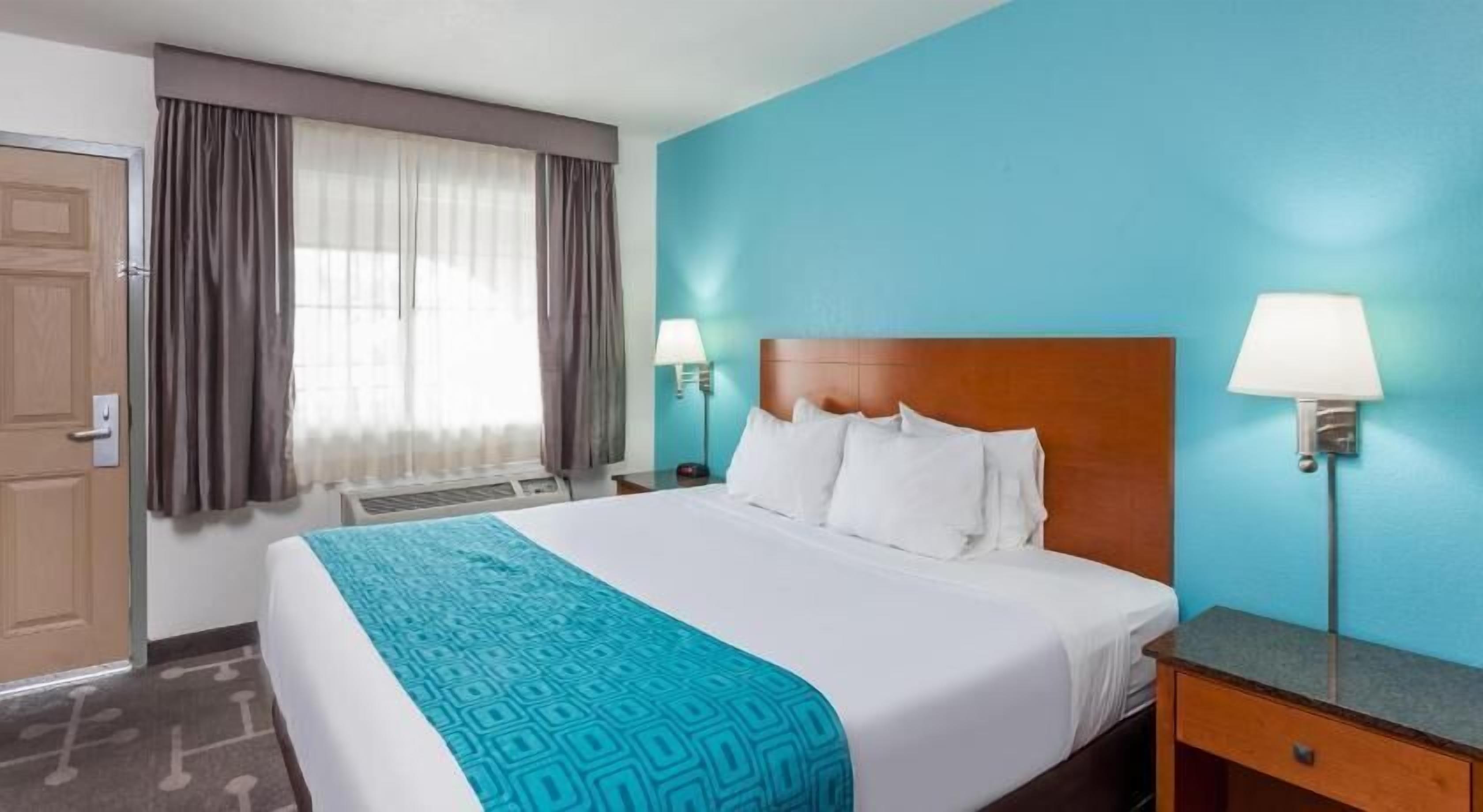 Cortinas blackout, ferros/tábuas de passar roupa, berços grátis