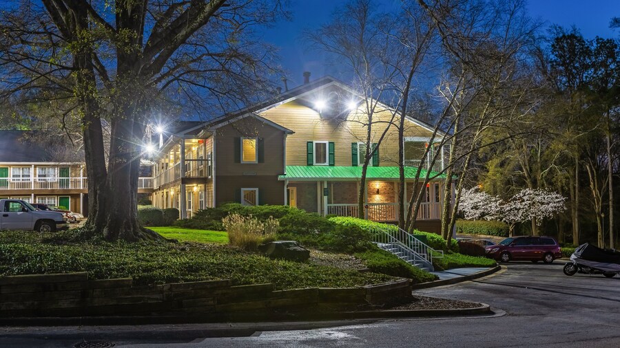 HomeTowne Studios by Red Roof Atlanta NE - Downtown Norcross