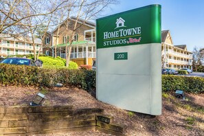 A sign for Home Towne Studios by RedRoof, indicating the property number 200. - HomeTowne Studios by Red Roof Atlanta - Norcross Downtown (Norcross)