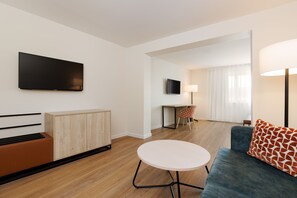 Hypo-allergenic bedding, minibar, in-room safe, desk