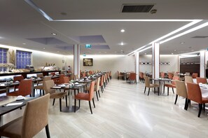 Desayuno buffet todos los días (con cargo) 