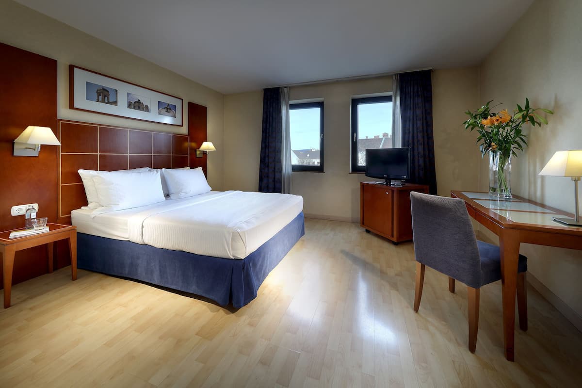 Hypo-allergenic bedding, minibar, in-room safe, desk