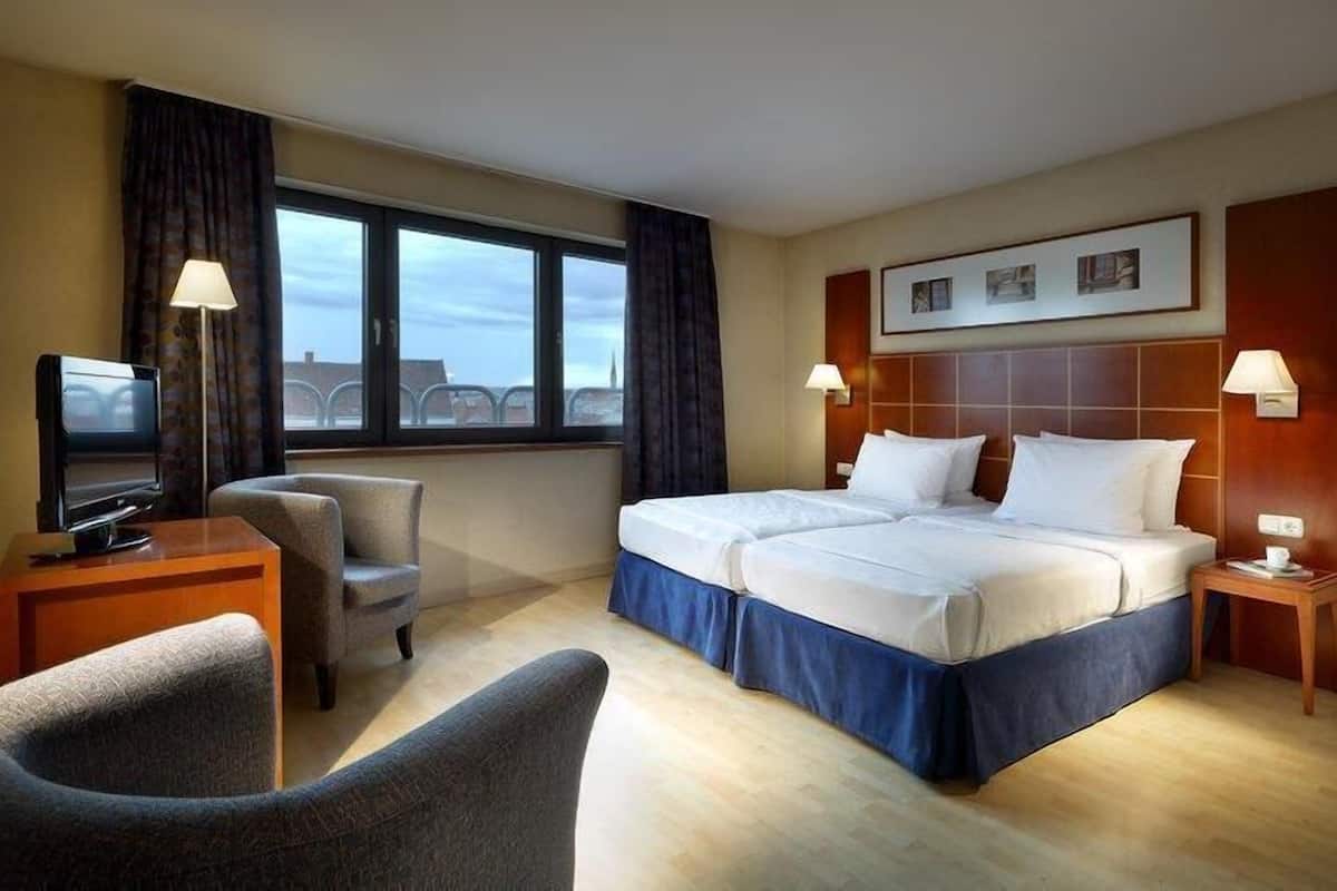 Hypo-allergenic bedding, minibar, in-room safe, desk