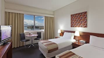 Sengetøy av topp kvalitet, minibar, safe på rommet og skrivebord