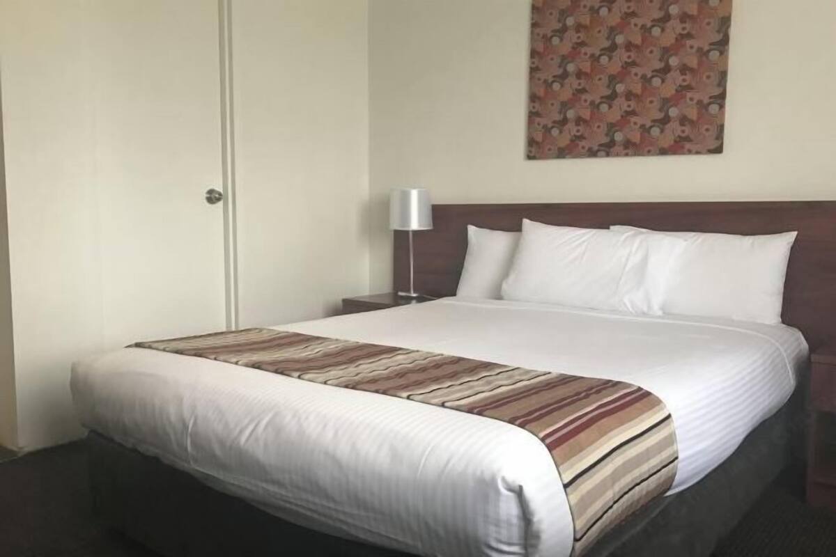 Ropa de cama de alta calidad, minibar, caja fuerte y escritorio