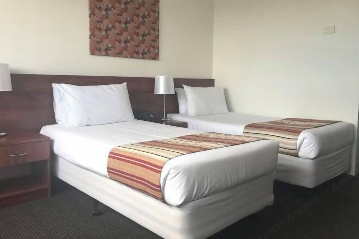 Ropa de cama de alta calidad, minibar, caja fuerte y escritorio