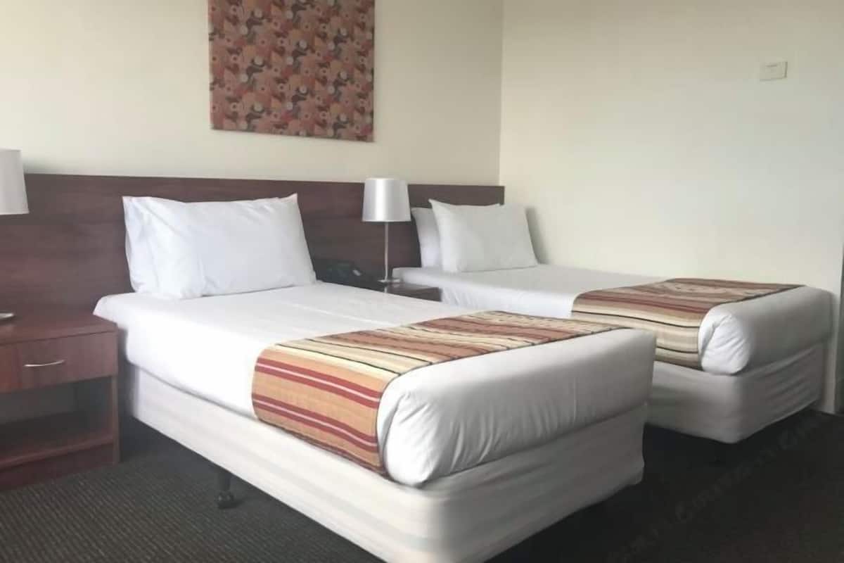 Ropa de cama de alta calidad, minibar, caja fuerte y escritorio