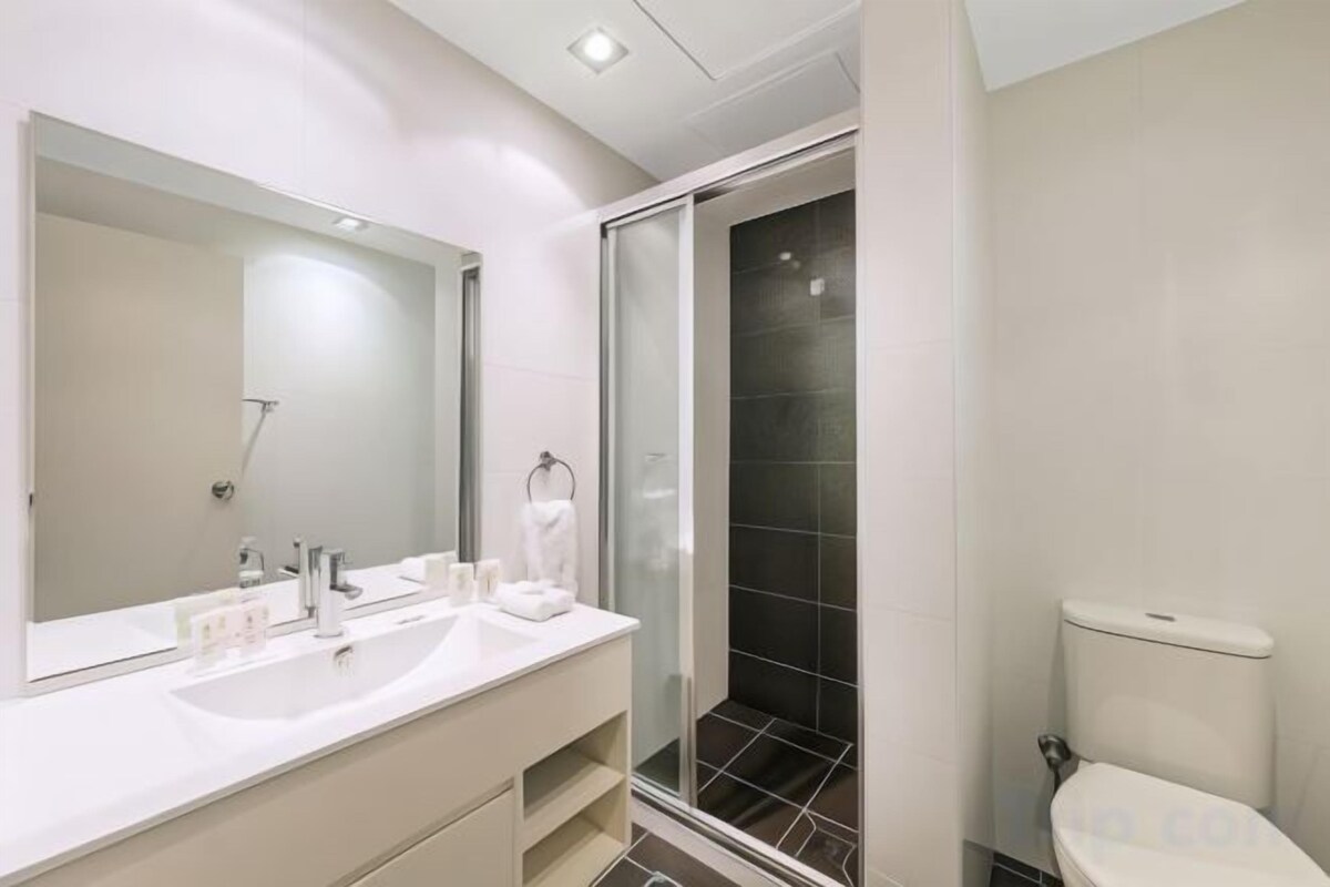 Baño | Ducha, artículos de higiene personal gratuitos y secador de pelo