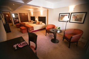 Executive Suite | Minibar, in-room safe, desk, blackout drapes