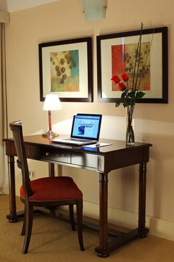 In-room business center - Etoile Hotel Recoleta (Buenos Aires)