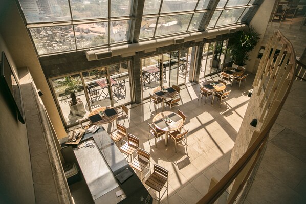 Petit déjeuner, déjeuner et dîner servis sur place