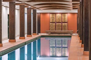 Una piscina cubierta