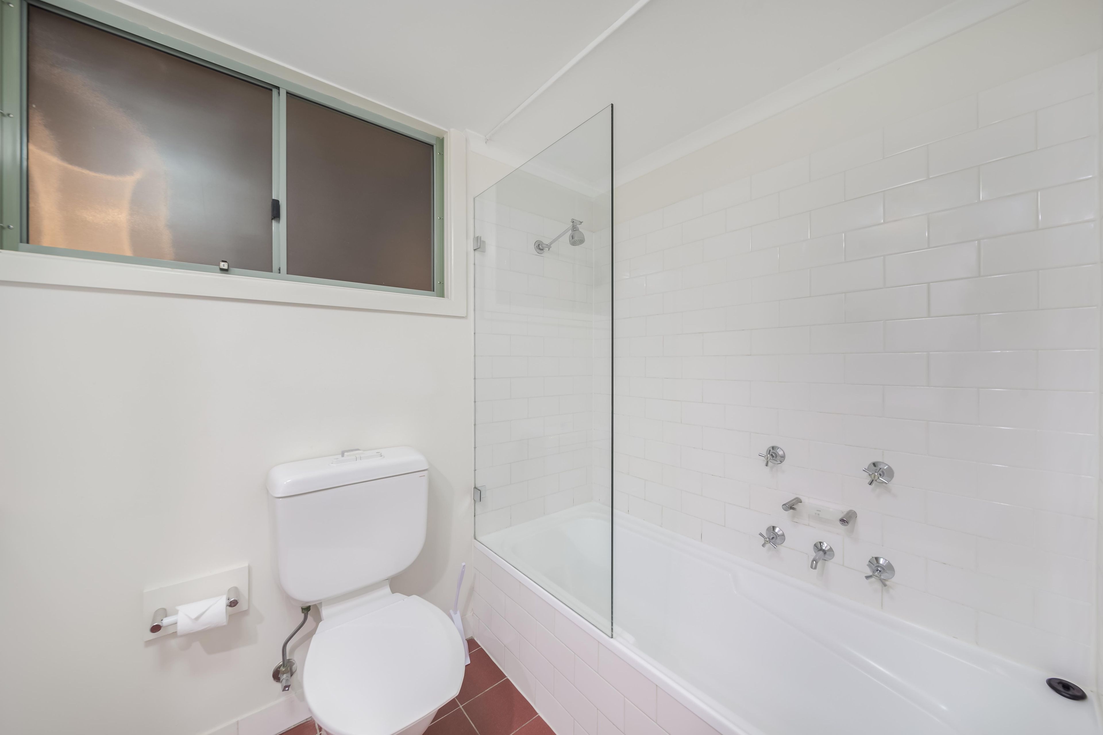 Un baño con inodoro, ducha y bañera.