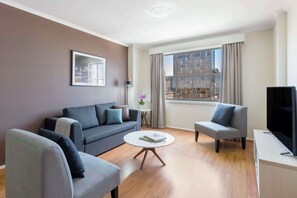 Tabla de planchar con plancha, cunas (de pago), camas supletorias