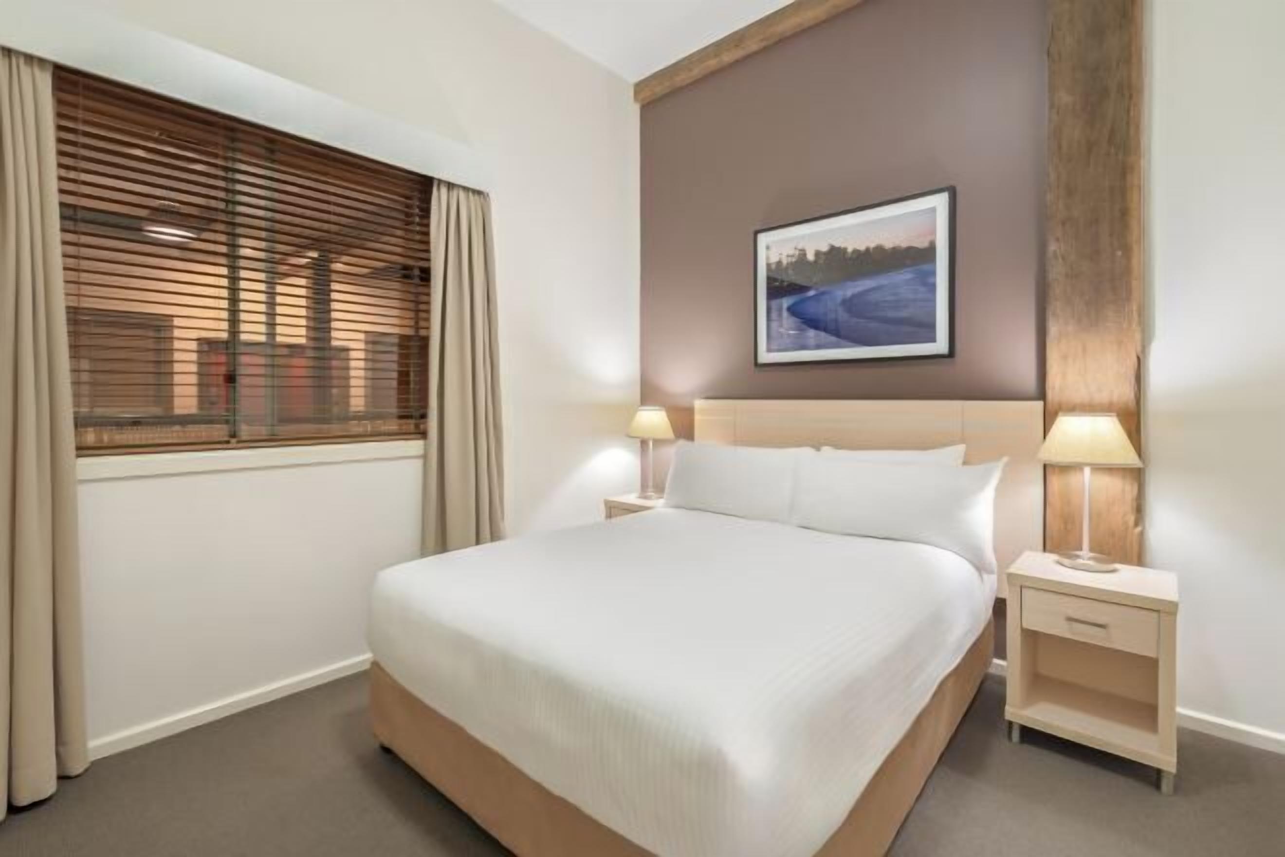 Setrika/meja setrika dan tempat tidur bayi (biaya tambahan)