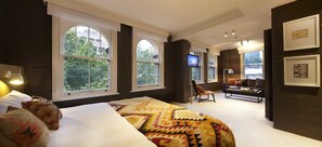 Studio, 1 King Bed | Premium bedding, pillowtop beds, minibar, in-room safe