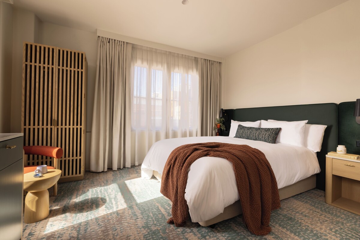 Ropa de cama de alta calidad, colchones con pillow-top y minibar 