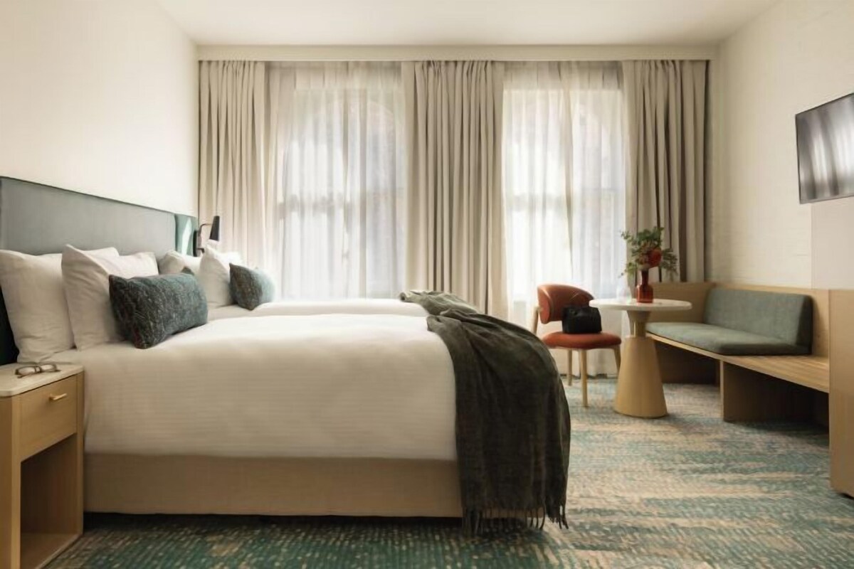 Ropa de cama de alta calidad, colchones con pillow-top y minibar 