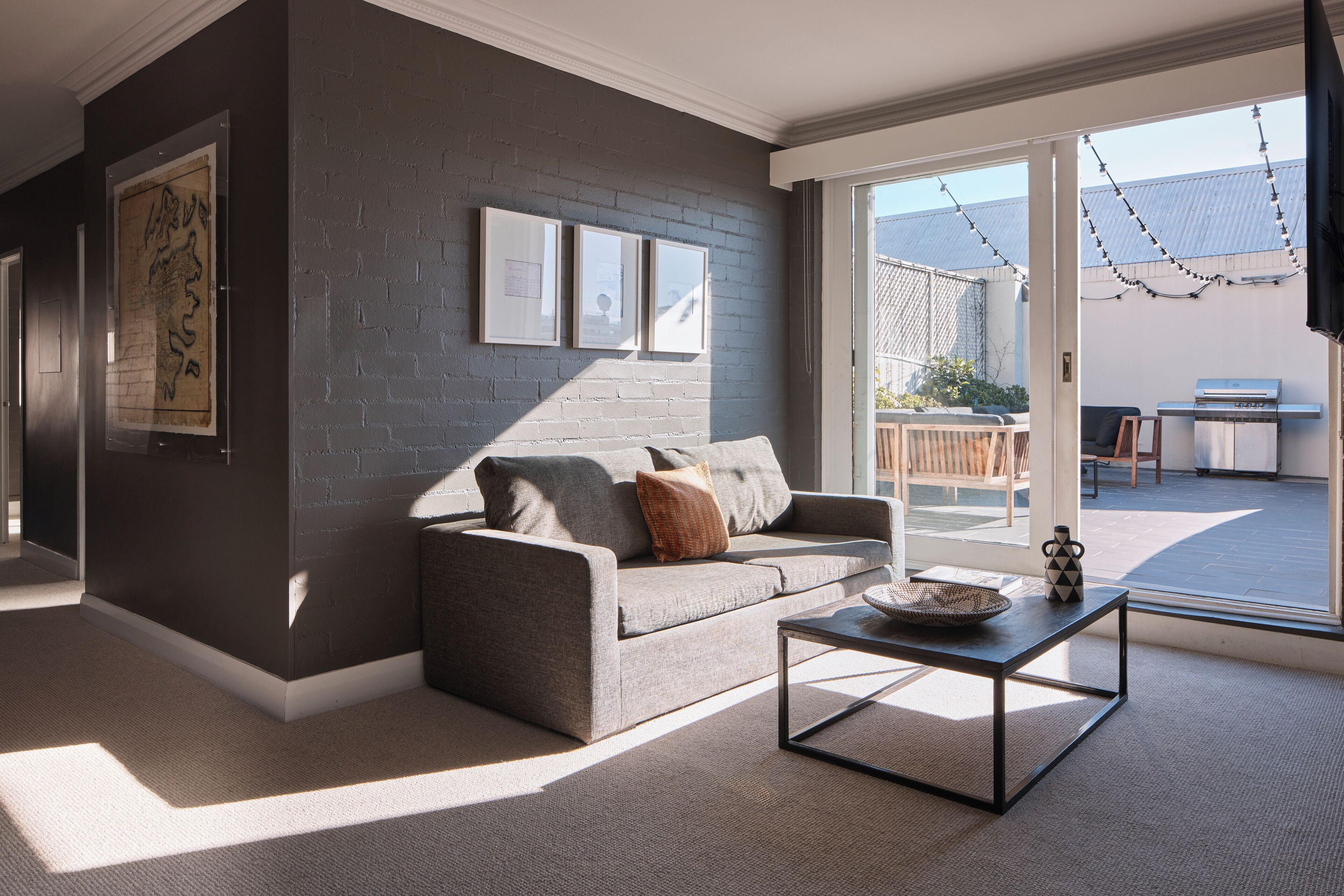 Suíte, vista para o porto | Área de estar | TV LED 32 polegadas com canais a cabo, TV, dock para iPod