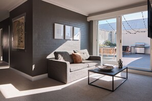 Suite, pemandangan pelabuhan | Area keluarga | Televisi LED 32-inci dengan saluran TV kabel dan TV