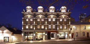 Bagian depan properti - sore/malam