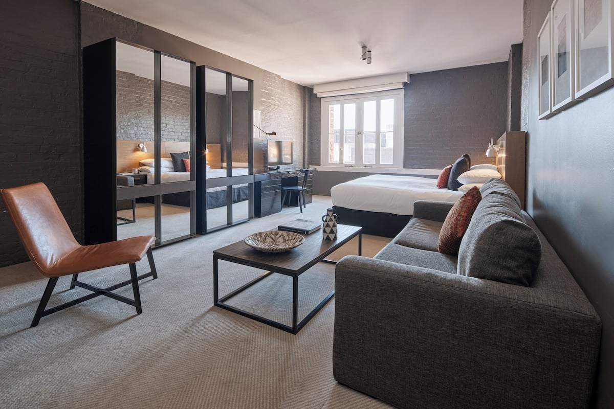 Studio Suite, 1 King Bed | Premium bedding, pillow-top beds, minibar, in-room safe