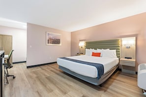 Room, 1 King Bed | Desk, laptop workspace, blackout drapes, soundproofing