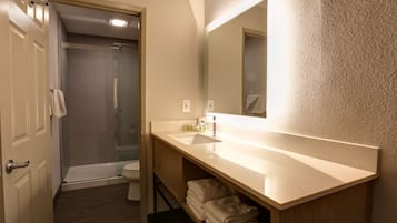 Ducha, secador de pelo, toallas y jabón